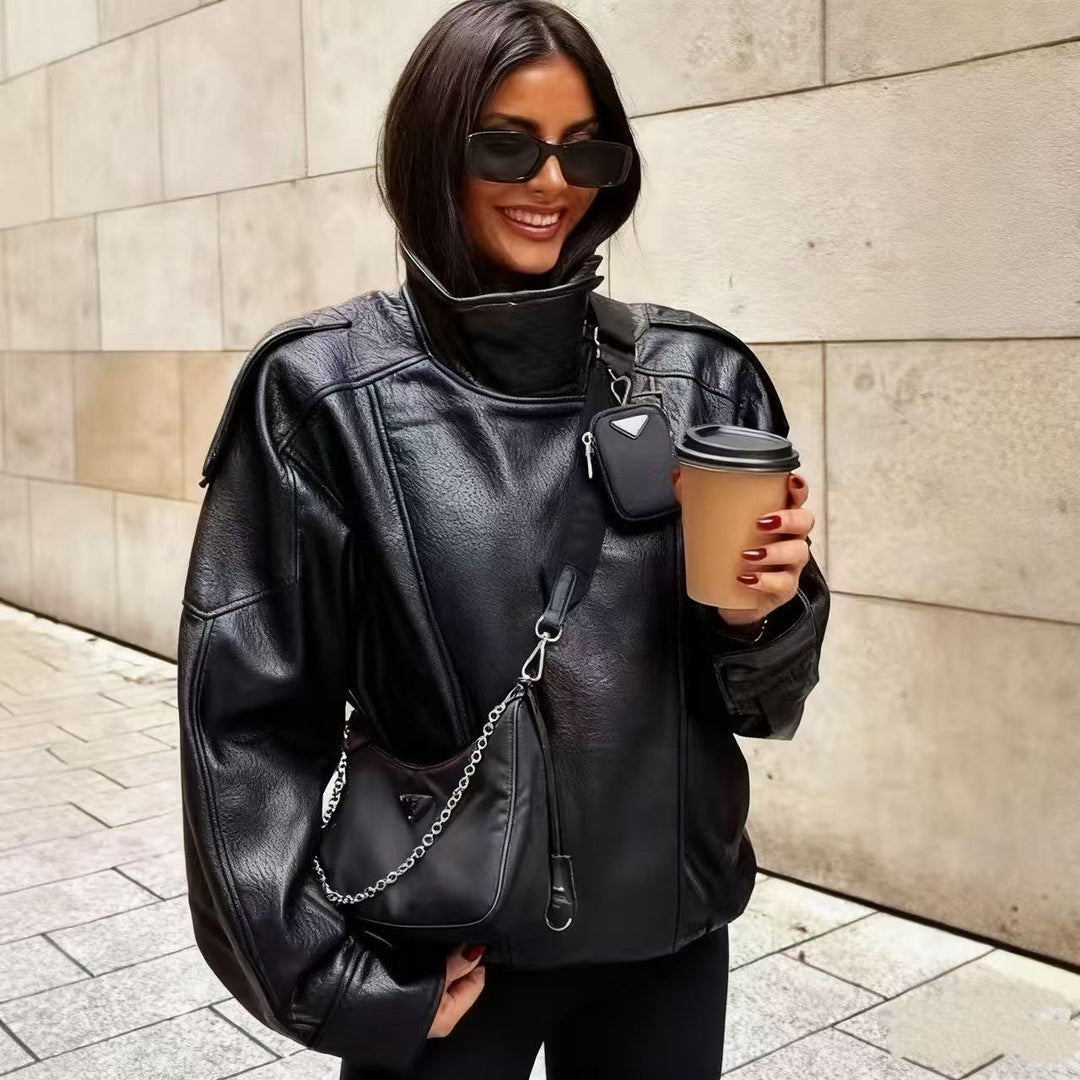 Damen nan oversize Kunstlederblouson mit hohem Stehkragen, asymmetrischer Druckknopfleiste, Schulterklappen und elastischem Saum Echo Archiv
