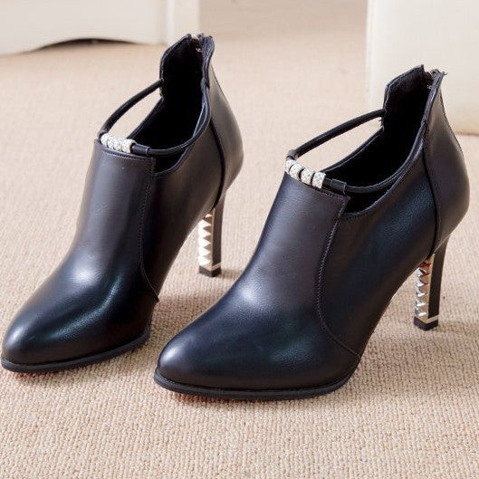 Damen Ankle-Boots mit spitzer Zehenform, funkelndem Strassriemen und skulptiertem Metallabsatz – Varelle