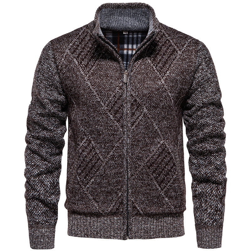 Herren Strickjacke mit modernem Zopfmuster und hohem Kragen Echoarchiv