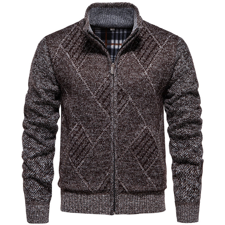 Herren Strickjacke mit modernem Zopfmuster und hohem Kragen Echoarchiv