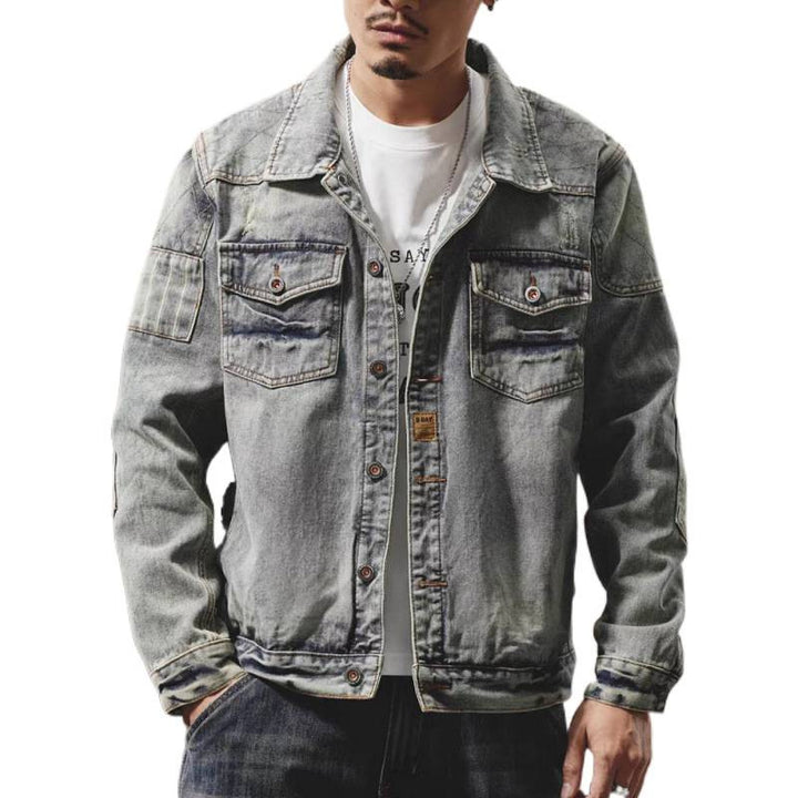 Herren Denim-Jeansjacke im Used-Look mit Hemdkragen, aufgesetzten Brusttaschen und legerer Passform Echoarchiv