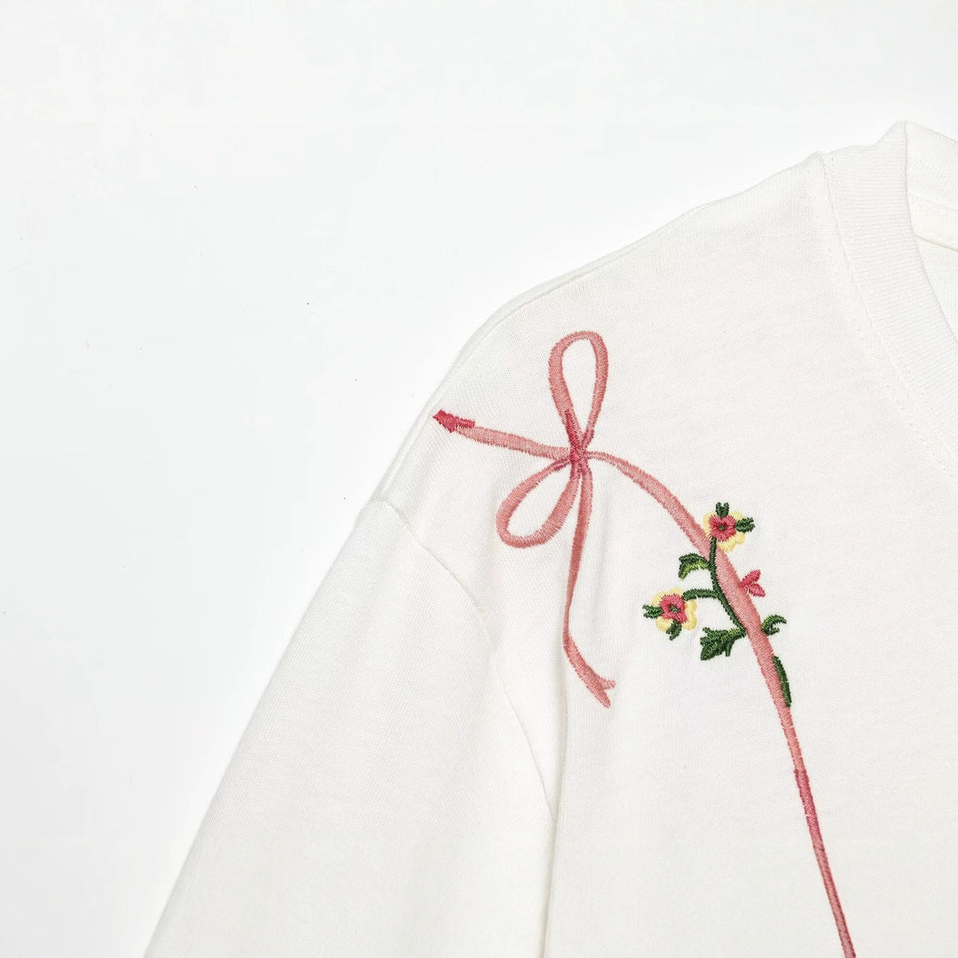 Damen T-Shirt mit feiner Stickerei und einzigartigen Drucken Echo Archiv