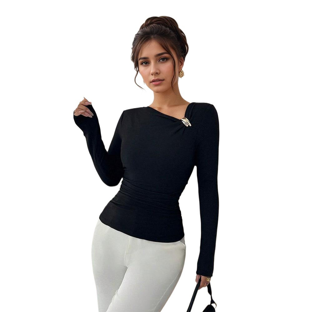 Damen figurbetontes Langarmshirt mit asymmetrischem Ausschnitt und dekorativer Brosche – Avérine
