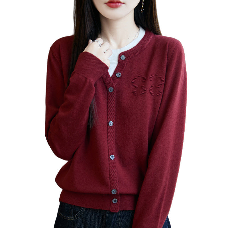 Damen Kurzer Feinstrick-Cardigan mit V‑Schlitzkragen, Rippenblende und dezentem Struktur‑Logo Echoarchiv