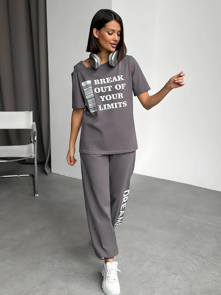 Damen lässiges Lounge-Set mit Cut-Out Schulter und Statement-Print – Avérine