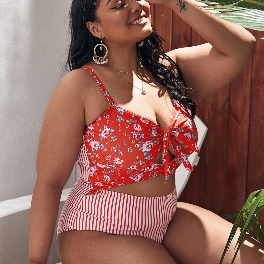 Damen Bikini-Set mit verspieltem floralem Oberteil und gestreiftem Unterteil Echo Archiv