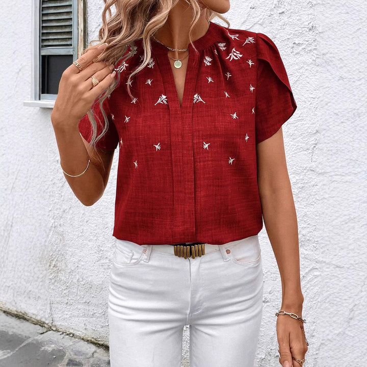Damen Kurzbluse aus Leinenoptik mit Stehkragen, Zierfalte und floraler Stickerei – Élovi