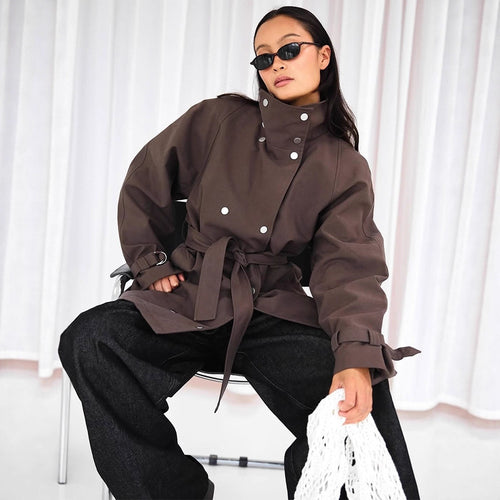 Damen Taillierbarer Oversize Kurztrench mit hohem Stehkragen, Druckknopffront und Bindegürtel Echoarchiv