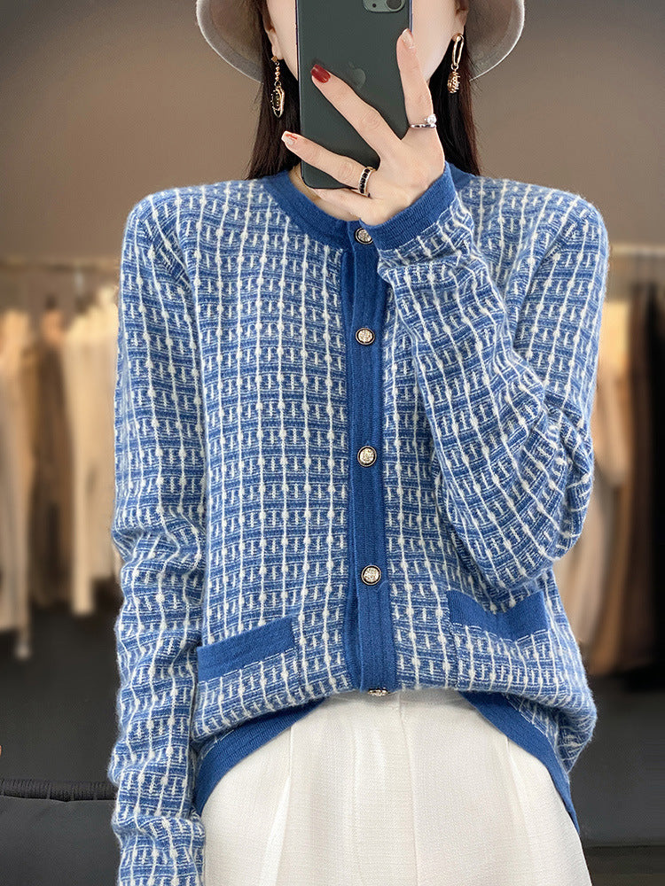 Damen Strickcardigan im Bouclé‑Gittermuster mit Rundhals, Schmuckknopfleiste und aufgesetzten Taschen Echoarchiv
