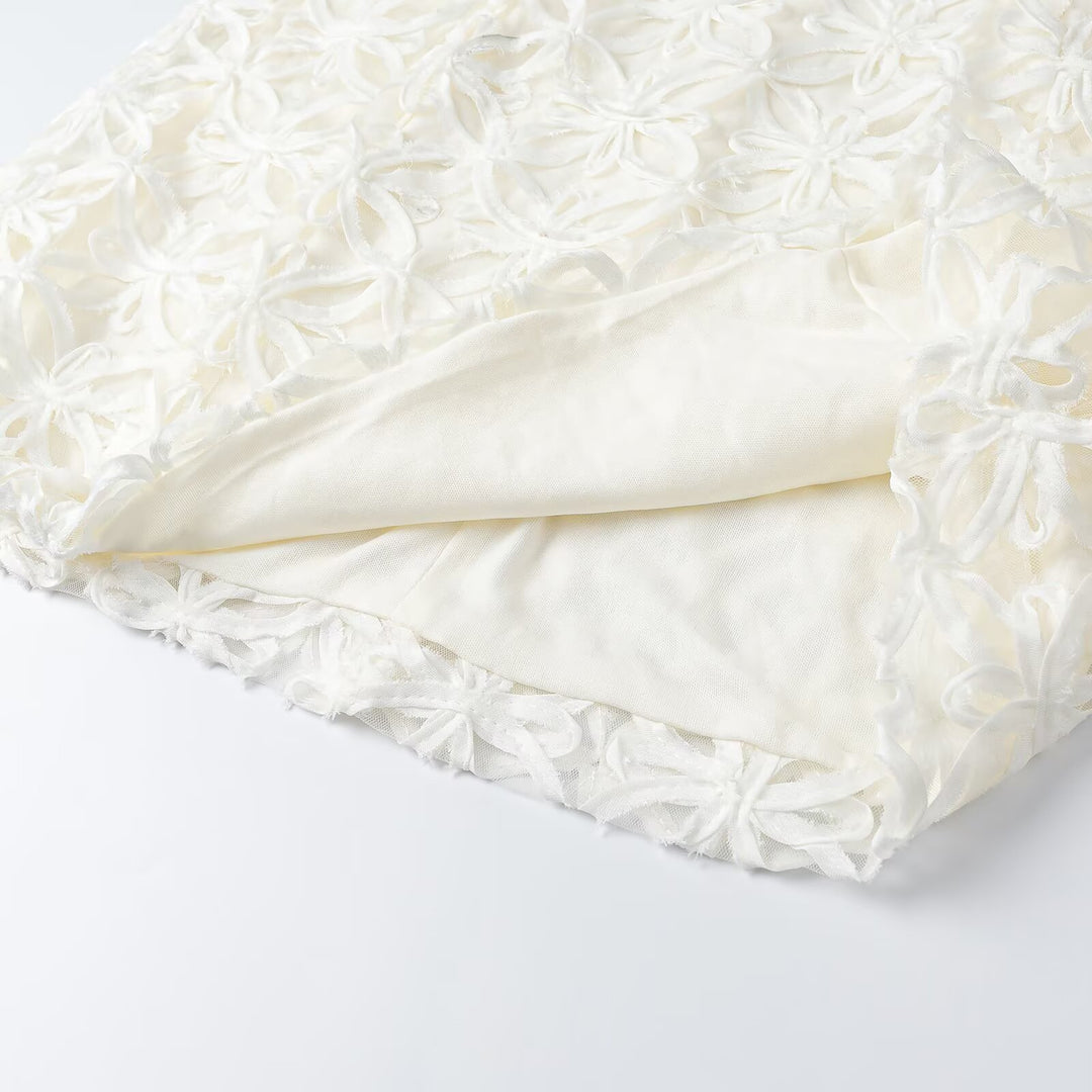Damen A-Linien Mini-Kleid mit dreidimensionaler Blumenstickerei und Puffärmeln Echoarchiv