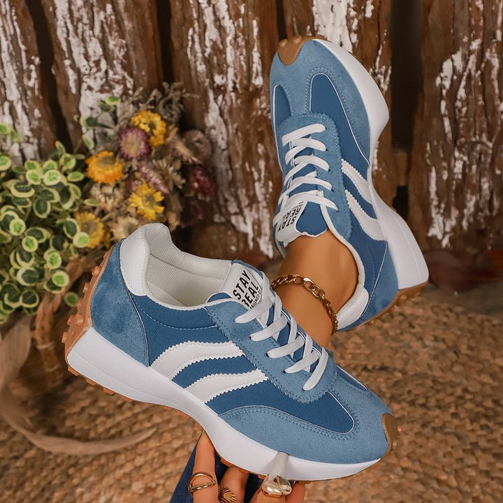 Damen Retro-Sneaker mit profilierter Gummisohle und dekorativen Zierstreifen – Névara