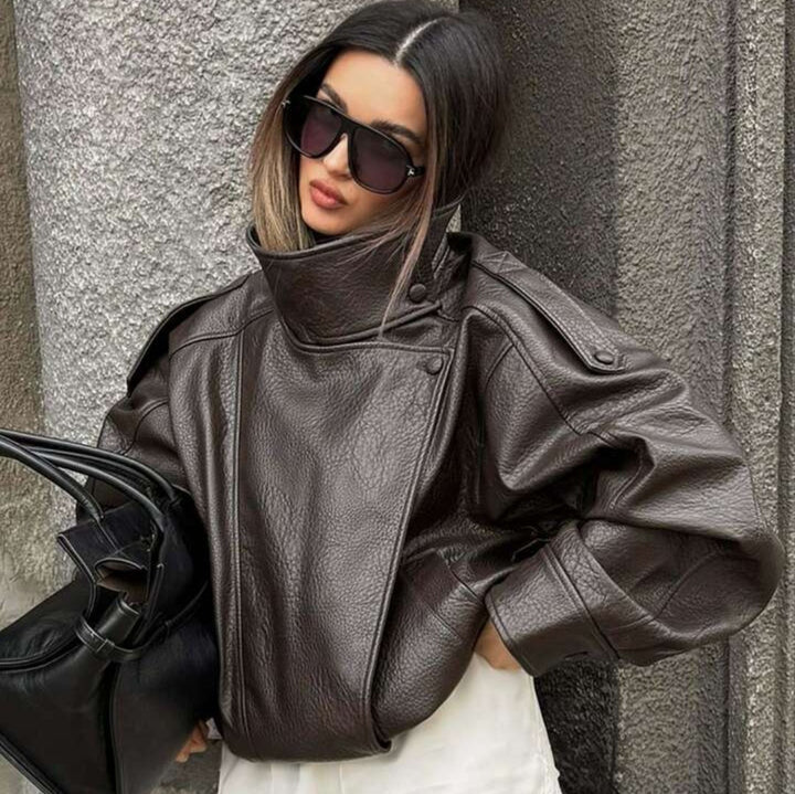 Damen nan oversized Bikerjacke Kunstlederoptik mit hohem Stehkragen, asymmetrischer Druckknopffront, Schulterriegeln und elastischem Saum Echo Archiv