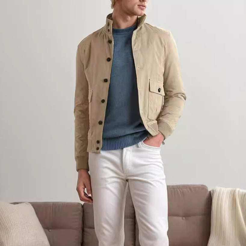 Herren elegante Wildlederjacke mit praktischen Taschen und hohem Kragen Echoarchiv