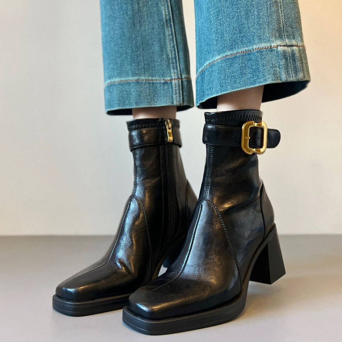 Damen knöchelhohe Glattleder‑Stiefelette mit markantem Blockabsatz, Plateau‑Sohle, seitlichem Reißverschluss und dekorativem Gurt Echo Archiv
