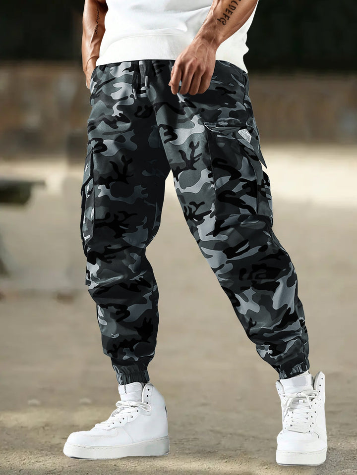 Herren Cargohose im Joggerstil mit Tarnmuster, elastischem Bund und Knöchelbündchen Echo Archiv