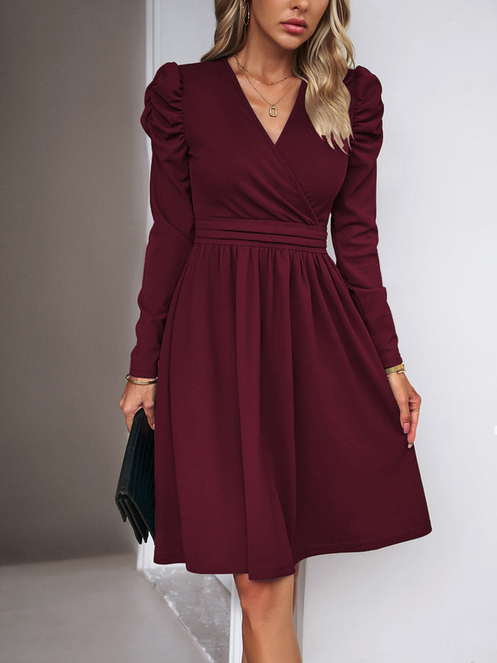 Damen Wickelkleid mit V-Ausschnitt, gerafften Puffärmeln und tailliertem Faltenrock – Élara