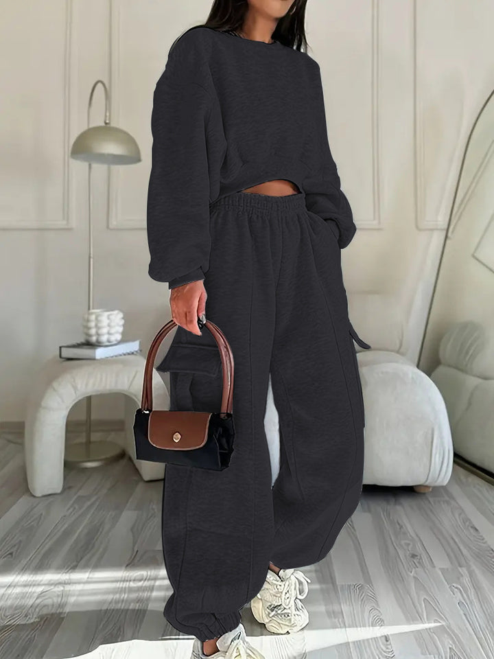 Damen komfortables Cropped-Sweatset mit oversized Pullover und High-Waist Cargo-Jogger – Avérine