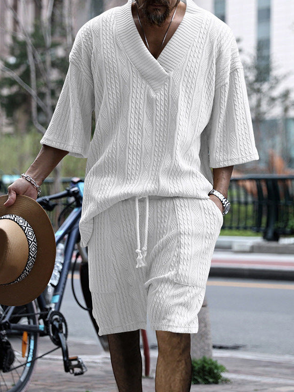 Herren lässiges Freizeit-Outfit aus atmungsaktivem Material mit kurzer Hose und V-Ausschnitt Echoarchiv