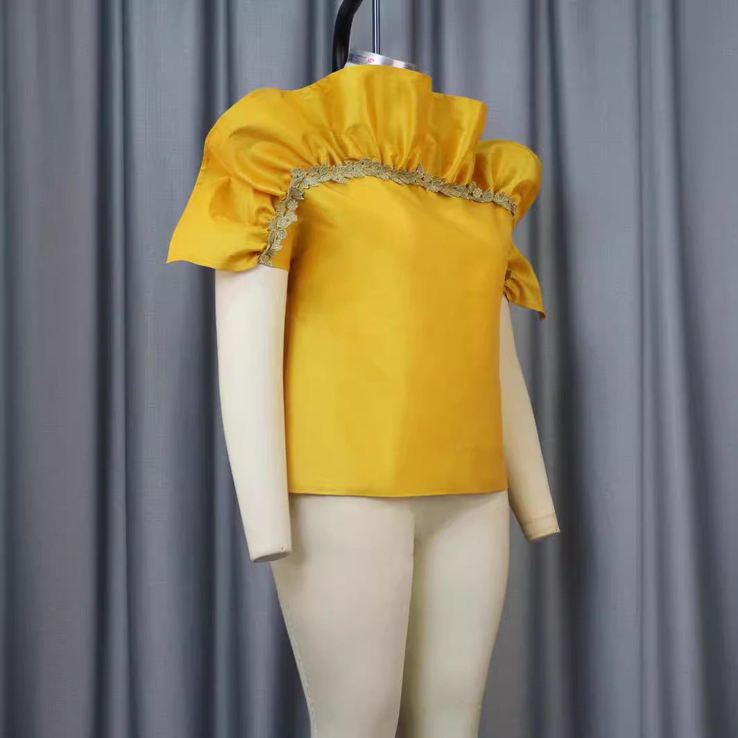 Damen Elegantes Oberteil mit voluminösen Puffärmeln und zarten Spitzenakzenten Echo Archiv