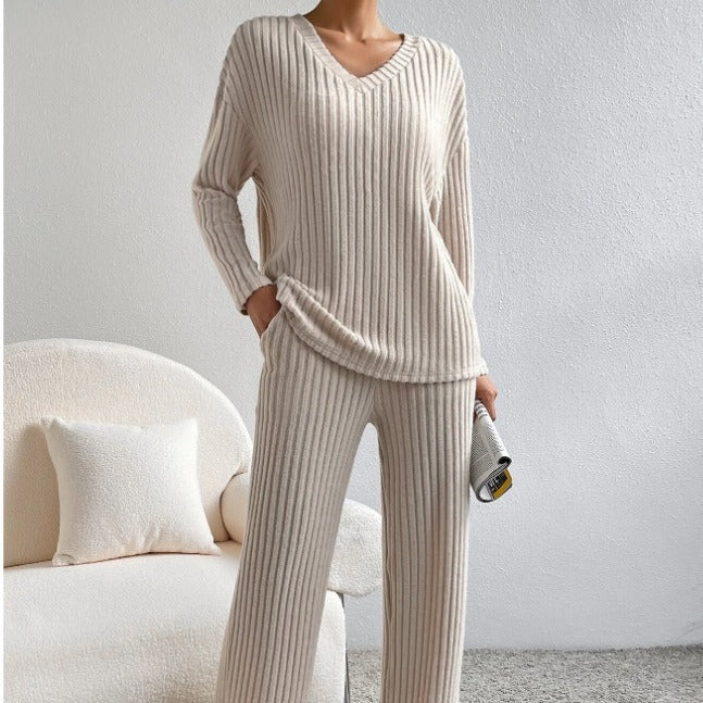 Damen Eleganter und bequemer Strickanzug Echo Archiv