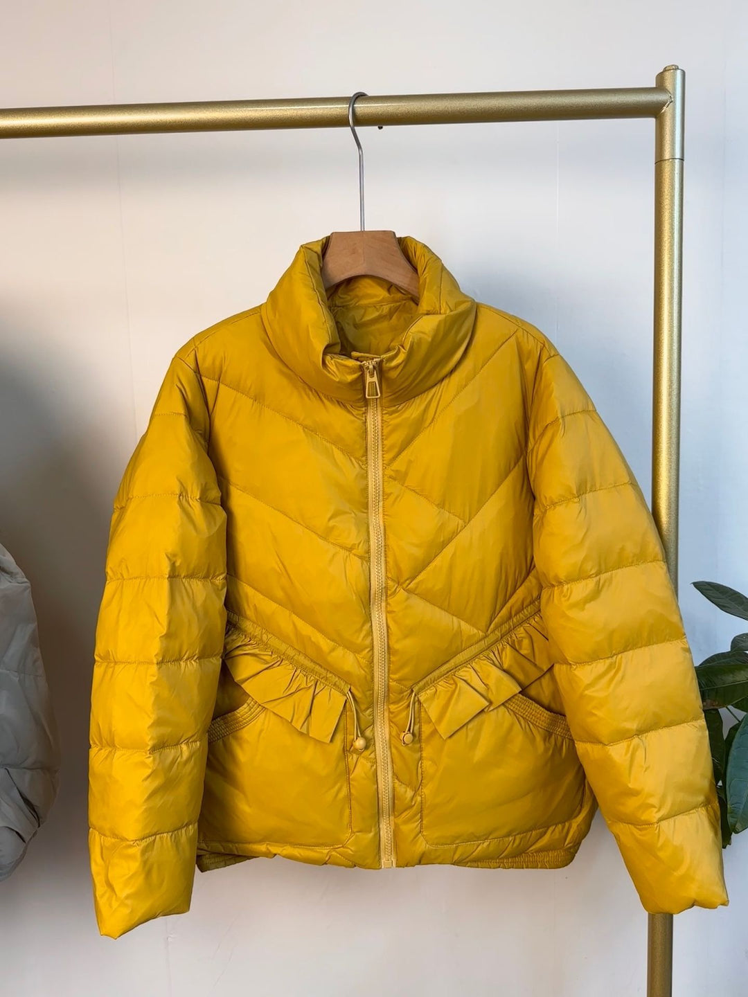 Damen Steppparka mit Stehkragen, tailliertem Rüschendetail und wärmender Thermofüllung Echoarchiv