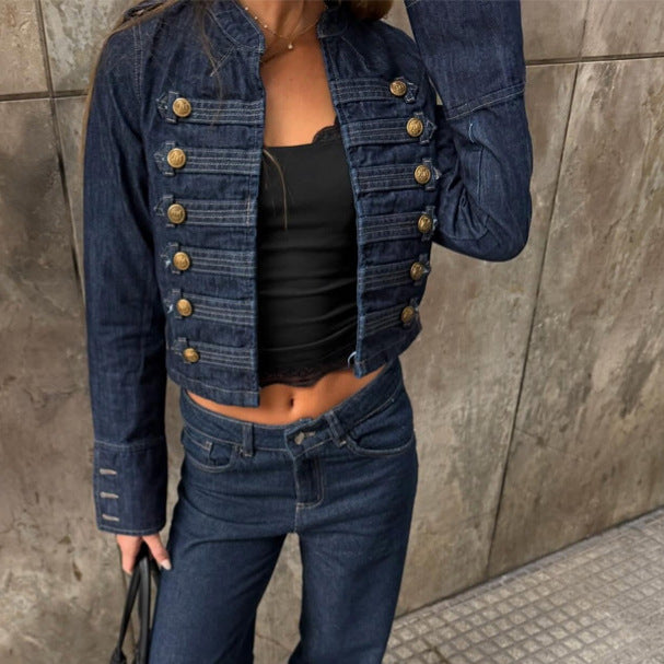 Damen Militärisch inspirierte taillierte Kurzjacke mit Zierfalten und Metallknöpfen Echoarchiv