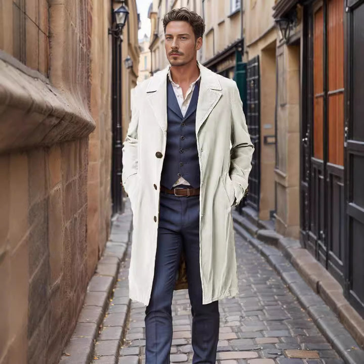 Herren eleganter Langmantel mit schmalem Schnitt und stilistischen Details Echoarchiv