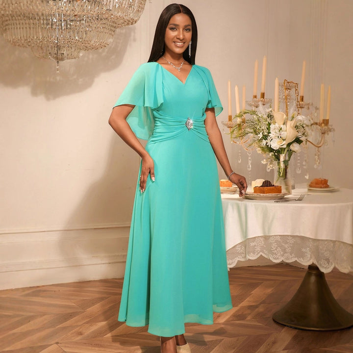 Damen elegantes Maxi-Kleid mit schickem Faltendesign und glamouröser Brosche Echo Archiv