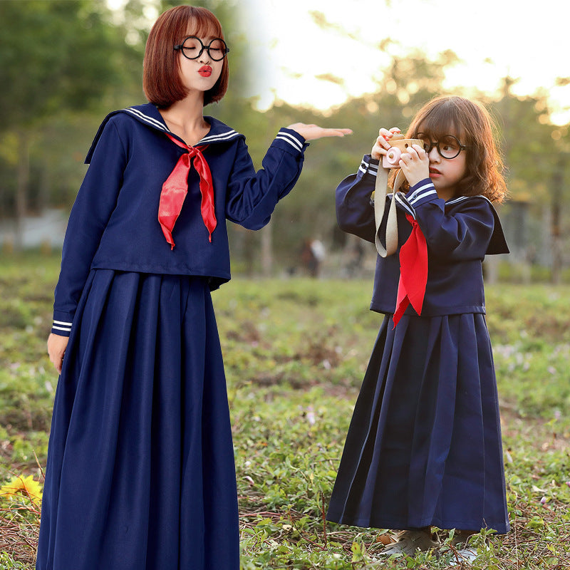 Mädchen Matrosenkleid mit großem Kragen und rotem Halstuch Echo Archiv