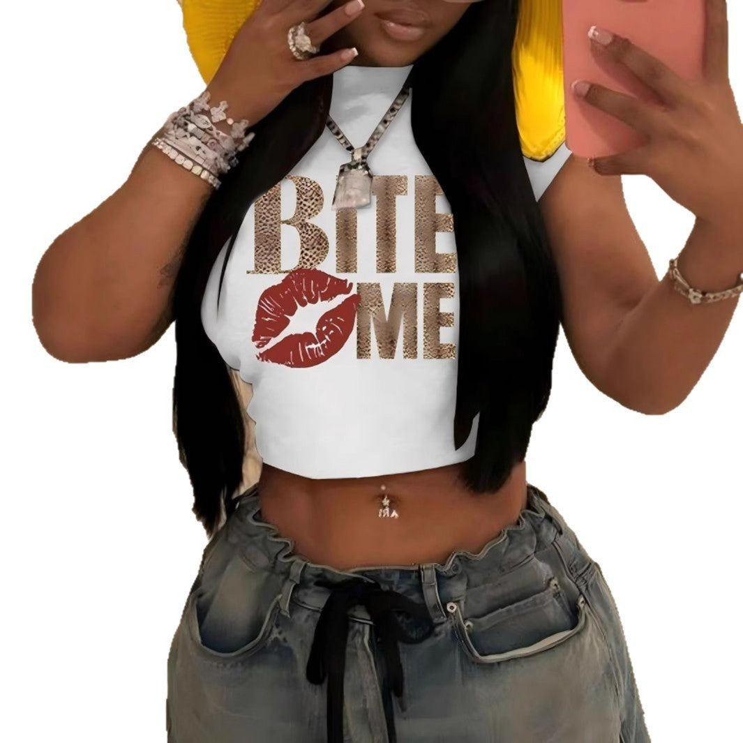 Damen Crop-Top mit glitzerndem Lippenmotiv und künstlerischem Schriftzug Echo Archiv