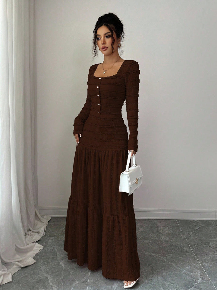 Damen Figurbetontes strukturiertes Maxikleid mit quadratischem Ausschnitt und Knopfleiste – Valéora