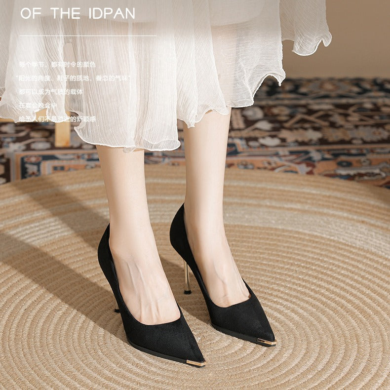Damen Velours‑Pumps mit schmalem goldfarbenem Stilettoabsatz und Metallkappen‑Detail – Lioré