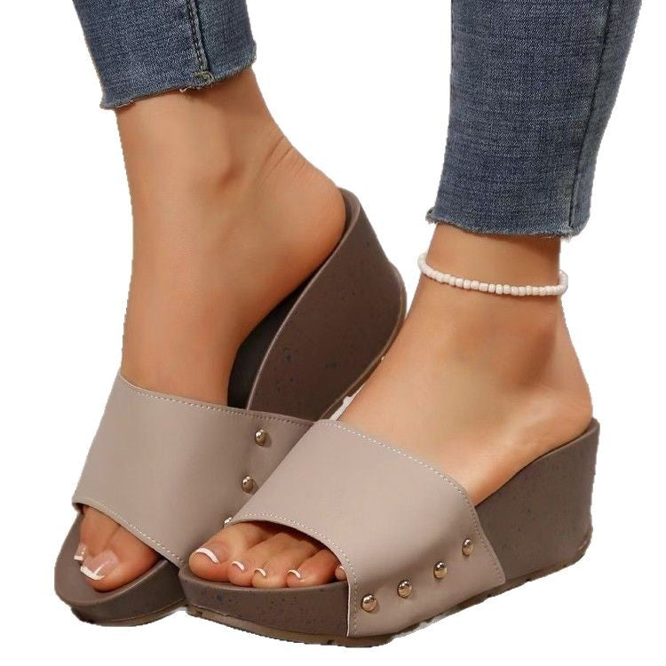 Damen Keil-Pantoletten mit breitem Riemen, Nietenakzent und ergonomischer Keilsohle – Sorelia