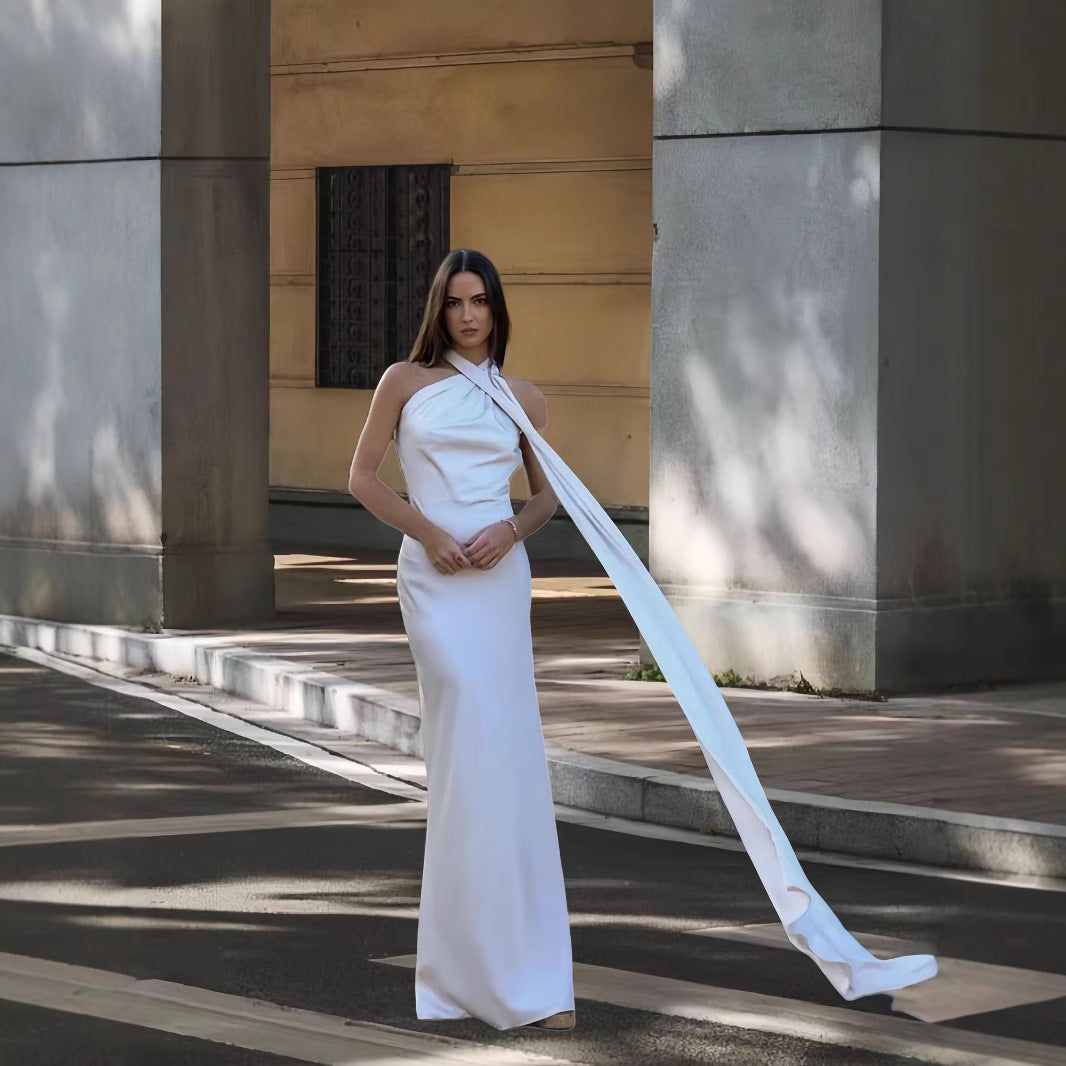 Damen Elegantes und fließendes Abendkleid mit asymmetrischem Ausschnitt Echoarchiv