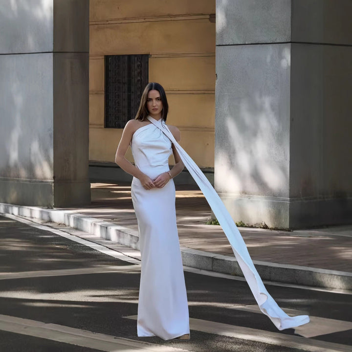 Damen Elegantes und fließendes Abendkleid mit asymmetrischem Ausschnitt Echoarchiv