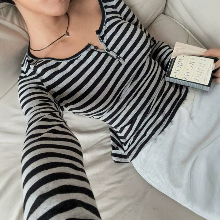 Damen nan tailliertes gestreiftes Langarmshirt mit tiefem Rundhalsausschnitt und dekorativer Knopfleiste Echo Archiv