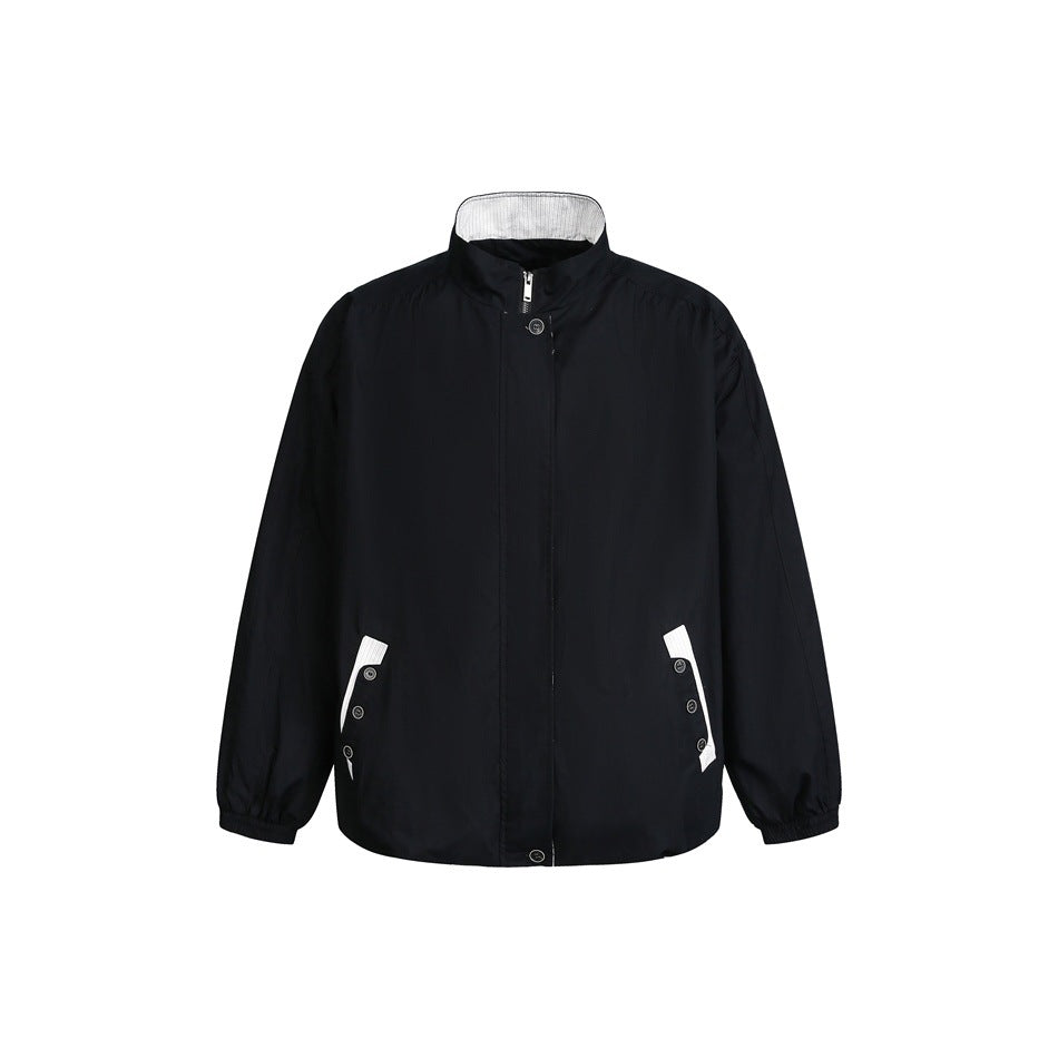 Unisex Kurz geschnittene leichte Windblousonjacke mit Stehkragen, verdecktem Reißverschluss und kontrastierten Pattentaschen Echoarchiv