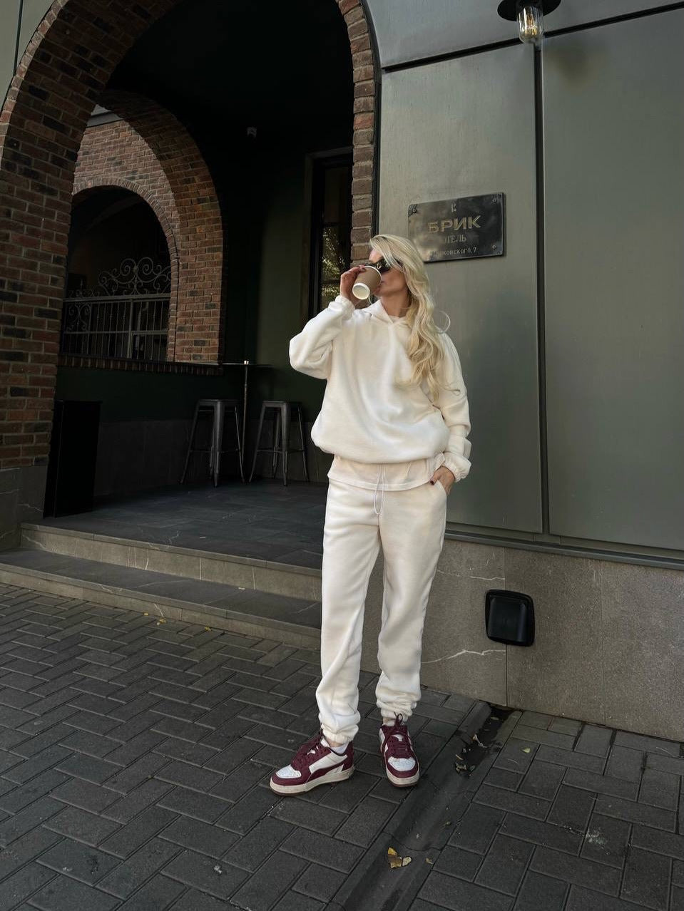 Damen kuscheliges Sweat-Set mit extralangem Kapuzenpullover, verdeckter Kängurutasche und schmal zulaufender Bündchenhose – Avérine