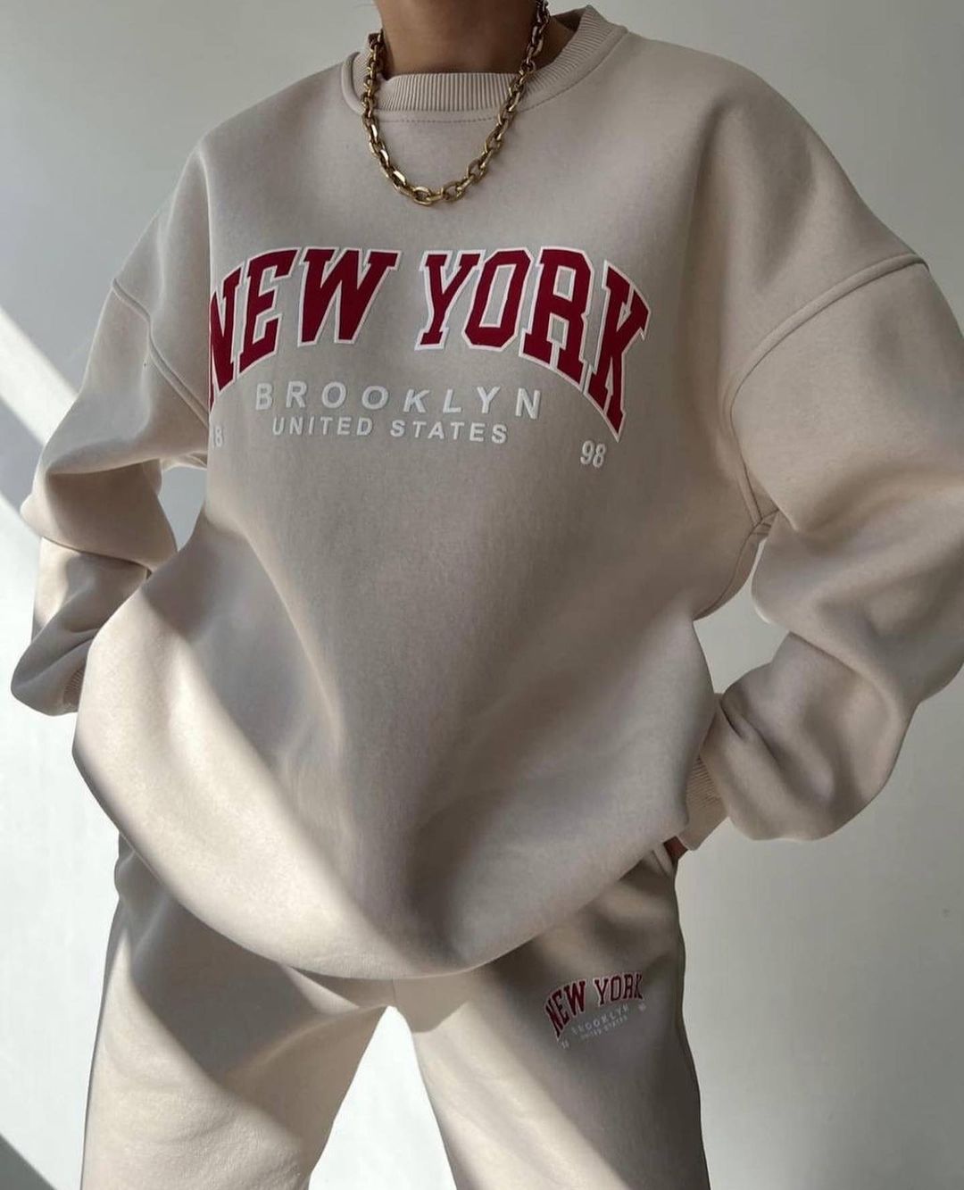 Damen Oversized Lounge-Set aus Baumwollfleece mit Collegestickerei und relaxed Jogginghose Echoarchiv
