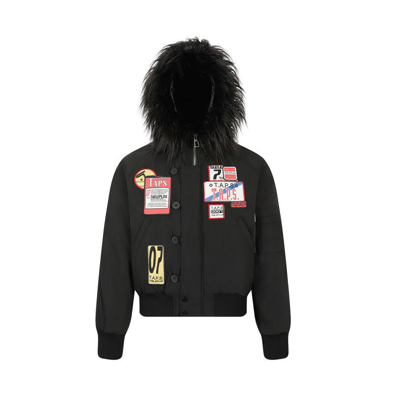 Damen Kurz geschnittene wattierte Bomberjacke mit Kunstfellkapuze und aufgesetzten Label‑Patches Echo Archiv