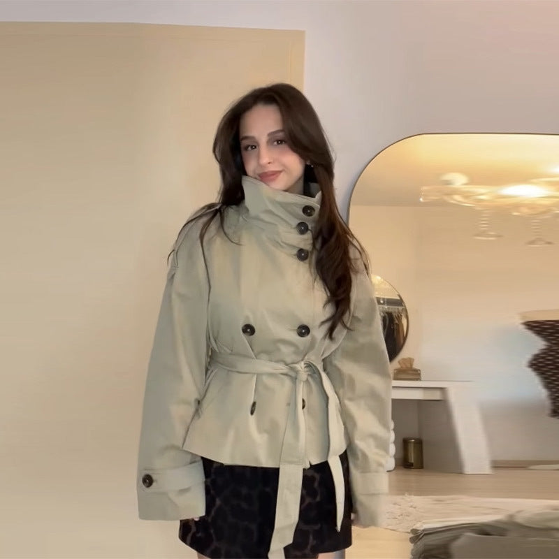 Damen Modische Trenchjacke mit tailliertem Schnitt und praktischen Taschen – Avérine