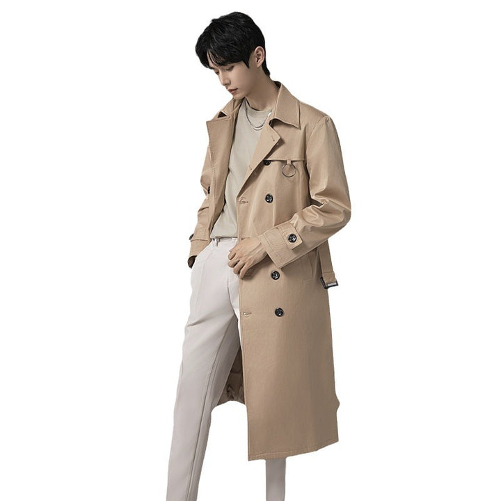 Herren Moderner Tech-Trenchcoat mit Doppelreihiger Knopfleiste, Bindegürtel und dezenten Ringdetails Echoarchiv