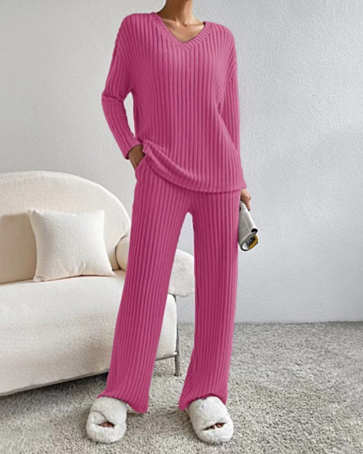 Damen Eleganter und bequemer Strickanzug Echo Archiv