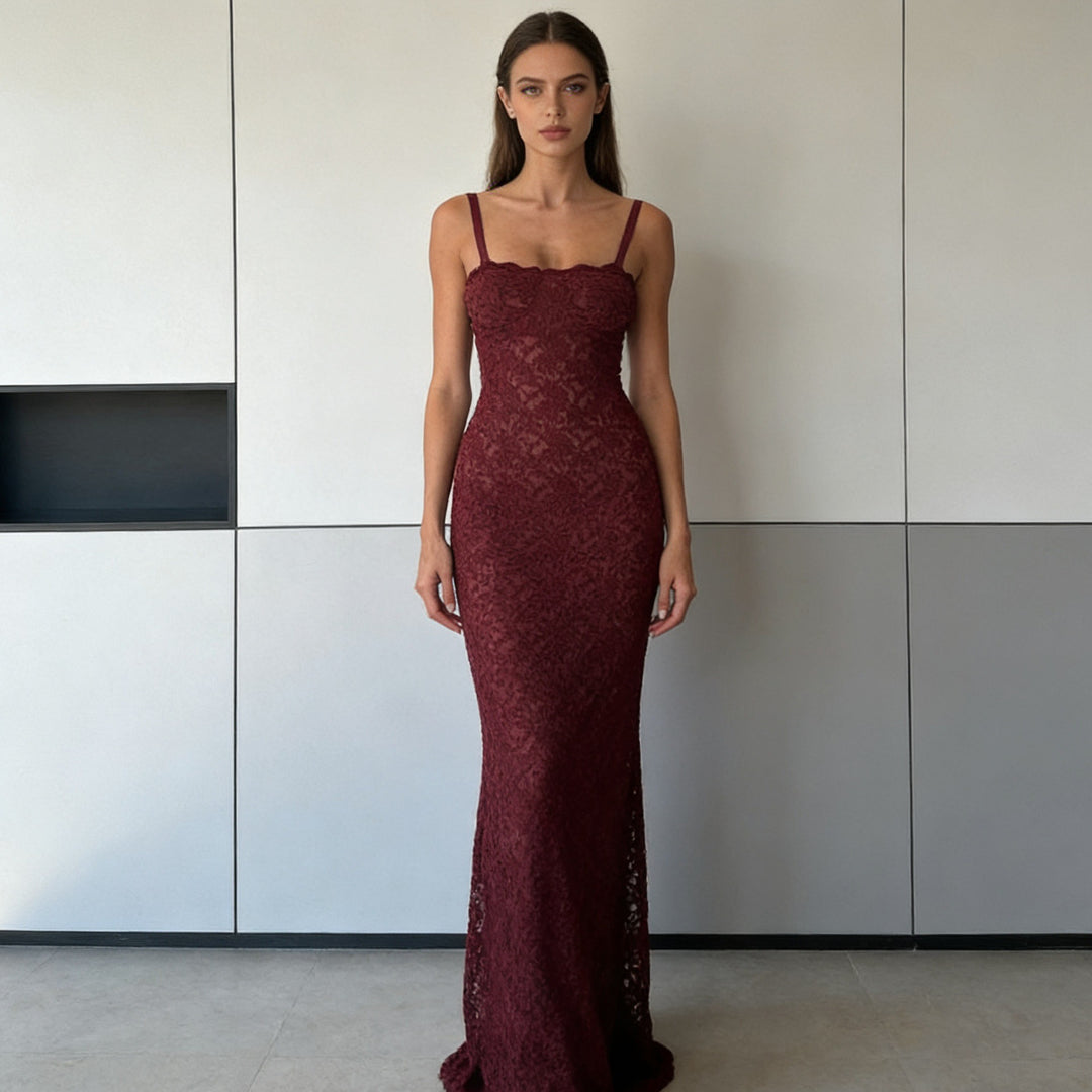 Damen Elegantes Spitzenkleid mit skulpturalem Oberteil und raffinierten Seitenschlitzen Echo Archiv