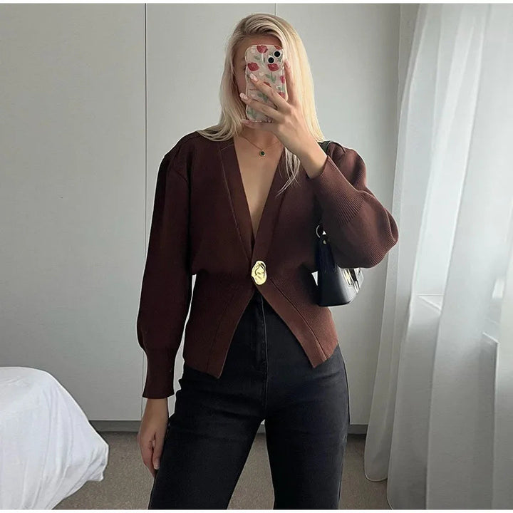 Damen 500+ Cropped‑Cardigan mit Taillenraffung, tiefem V‑Ausschnitt und großem Zierknopf Echo Archiv