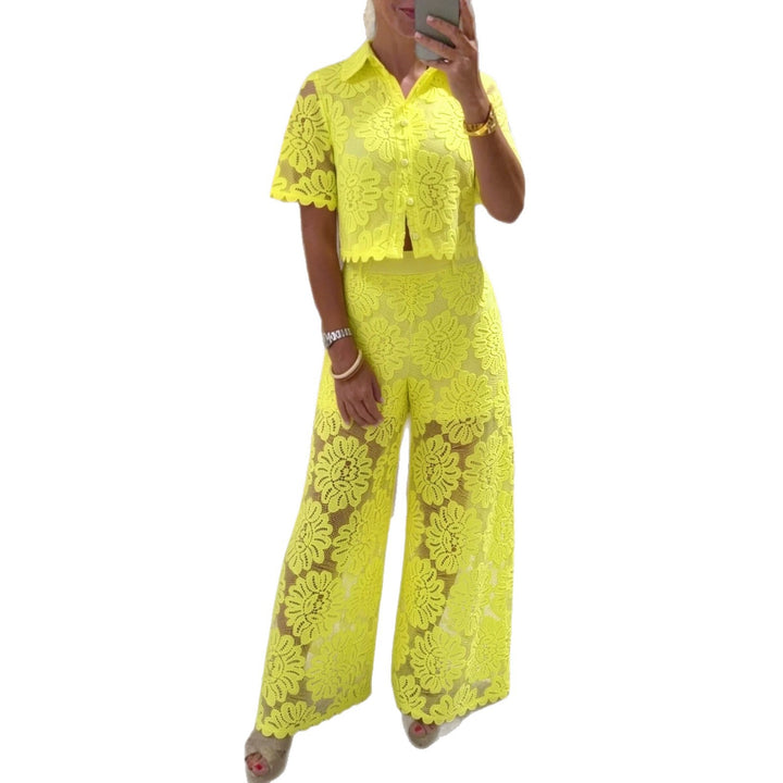 Damen nan elegante Spitzenkombination mit kurzärmeliger Hemdbluse, Muschelsaum und taillierter Palazzohose mit Bindegürtel Echo Archiv