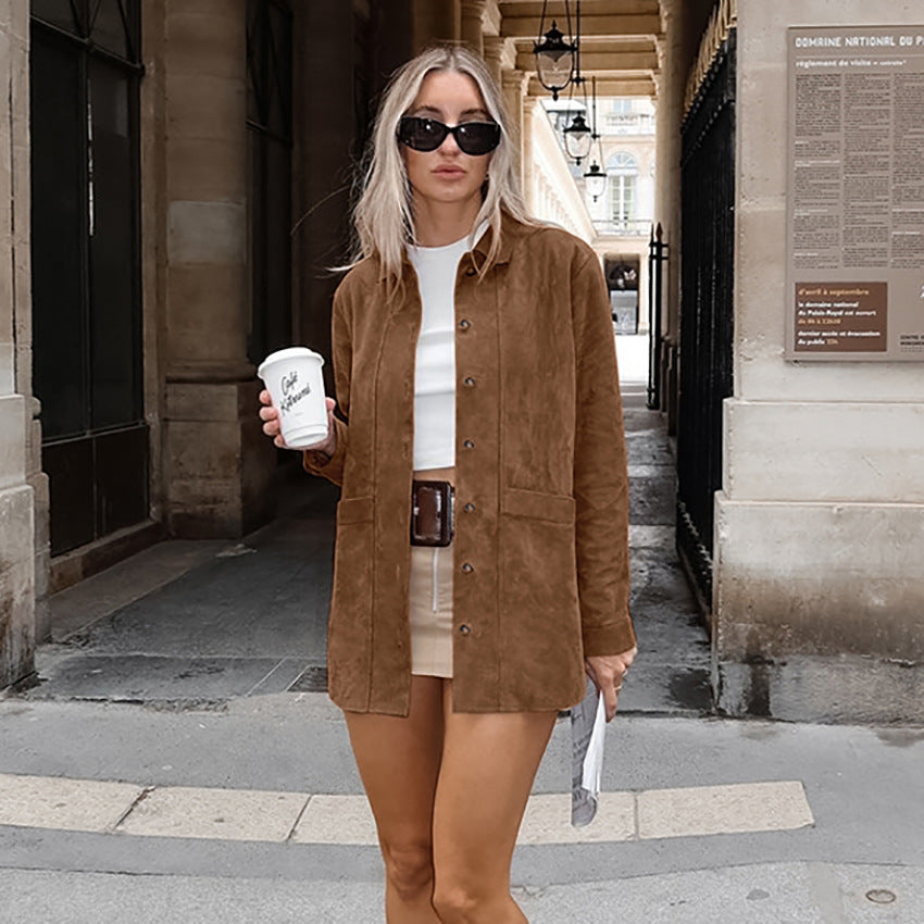 Damen Modische Wildlederjacke mit Druckknopfverschluss und praktischen Taschen – Velloura