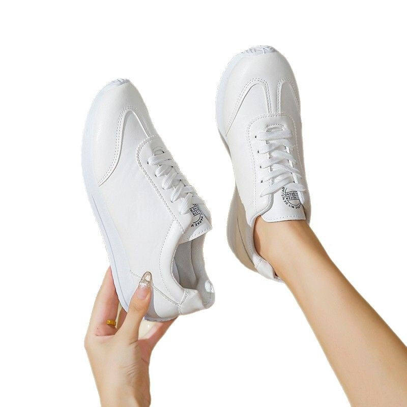 Damen Sneaker mit leichter Keilsohle und kontrastfarbenem Fersenpatch – Névara