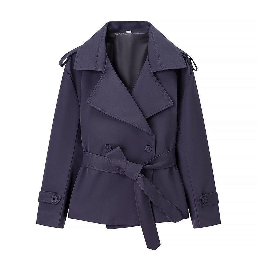 Damen nan kurzer taillierter Trenchcoat mit Bindegürtel, großem Revers und Manschettenriegel Echo Archiv