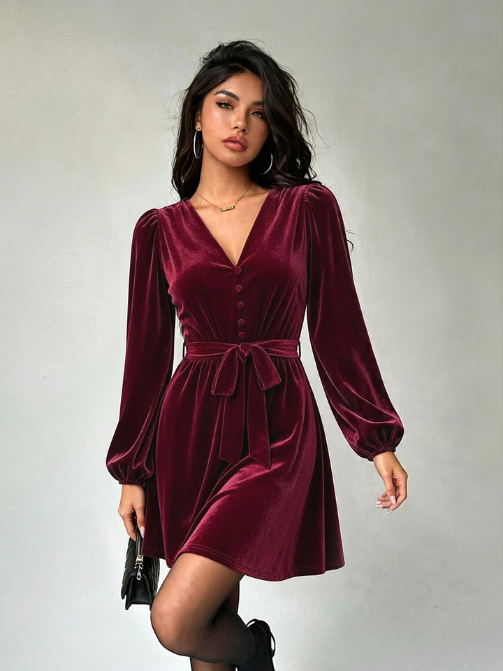 Damen elegantes Samt-Minikleid mit V-Ausschnitt Knopfleiste Ballonärmeln und Taillengürtel – Élara